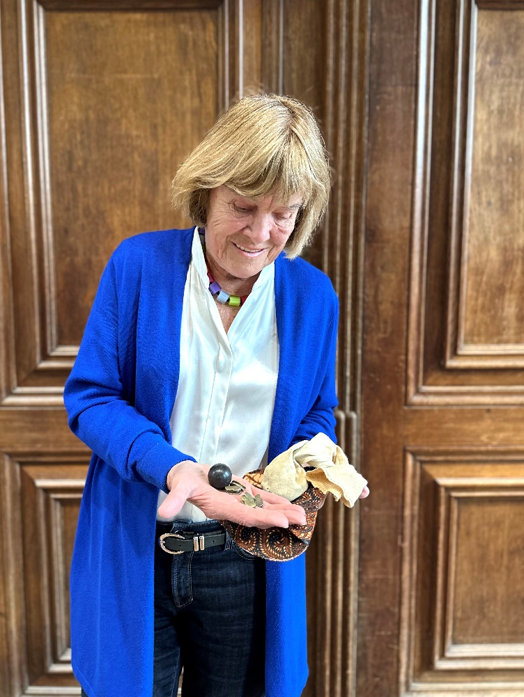 Anneke Schults met haar bikkelspel uit het concentratiekamp in Nederlands-Indië.
