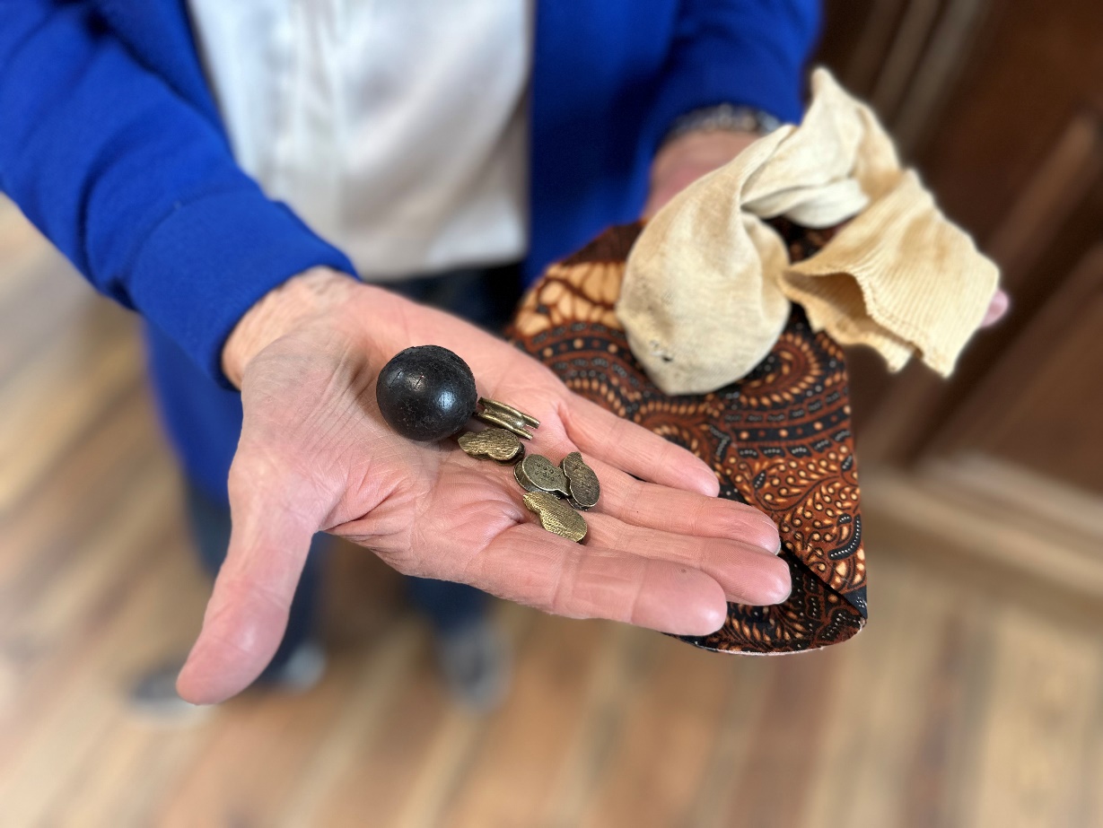 Anneke Schults met haar bikkelspel uit het concentratiekamp in Nederlands-Indië.